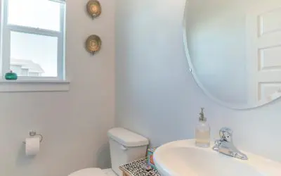 8 Ways to Make Your Bathroom Look Larger